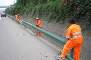 公路波形護(hù)欄板安裝